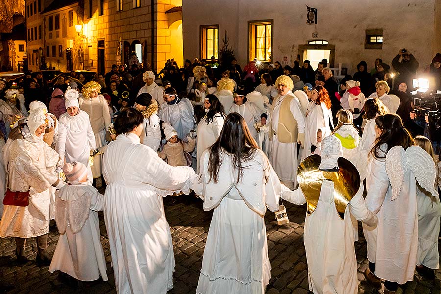 Engelumzug durch die Stadt und Nikolausbescherung in Český Krumlov 5.12.2019