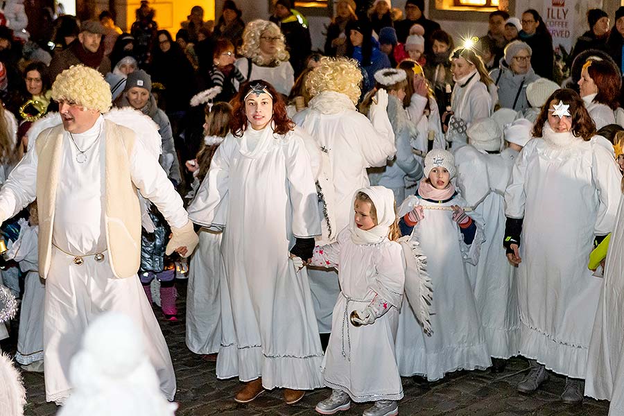 Engelumzug durch die Stadt und Nikolausbescherung in Český Krumlov 5.12.2019