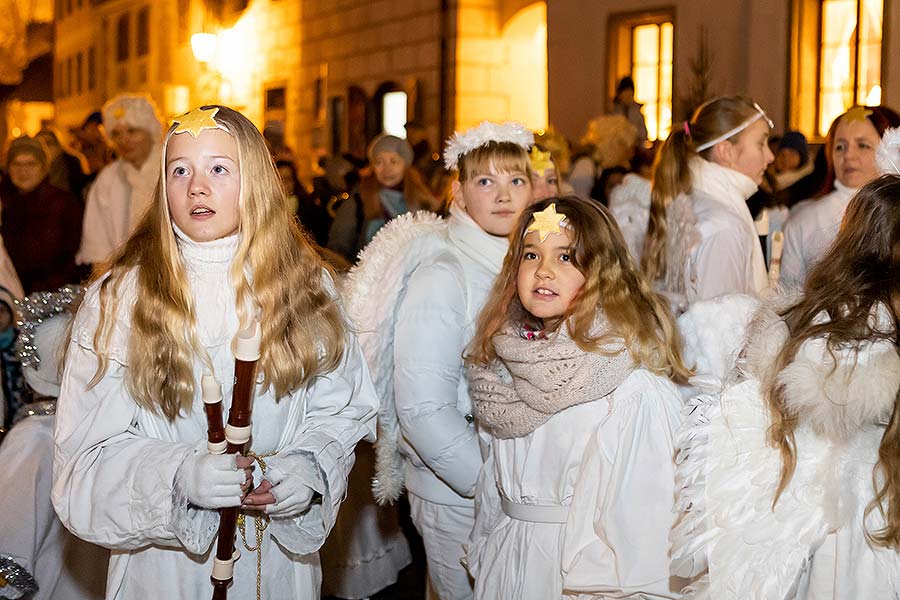 Engelumzug durch die Stadt und Nikolausbescherung in Český Krumlov 5.12.2019