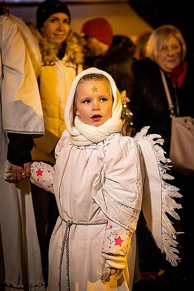 Engelumzug durch die Stadt und Nikolausbescherung in Český Krumlov 5.12.2019