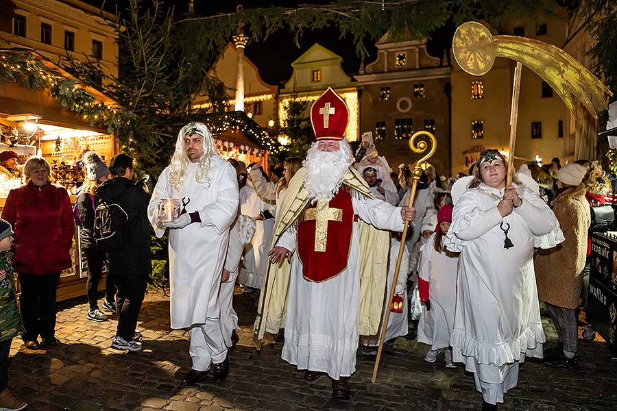 Engelumzug durch die Stadt und Nikolausbescherung in Český Krumlov 5.12.2019