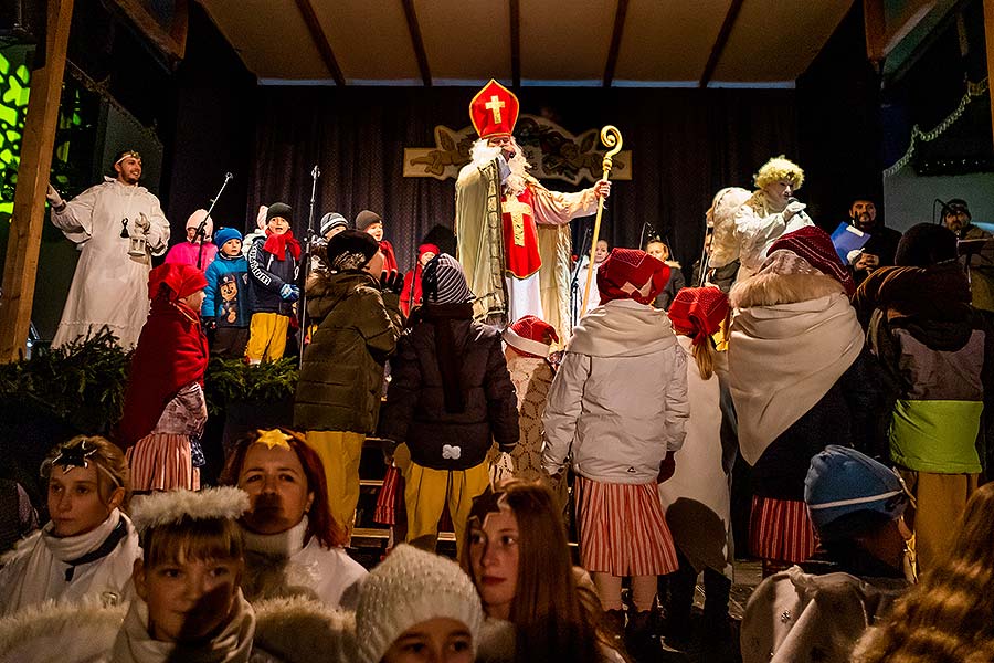 Engelumzug durch die Stadt und Nikolausbescherung in Český Krumlov 5.12.2019