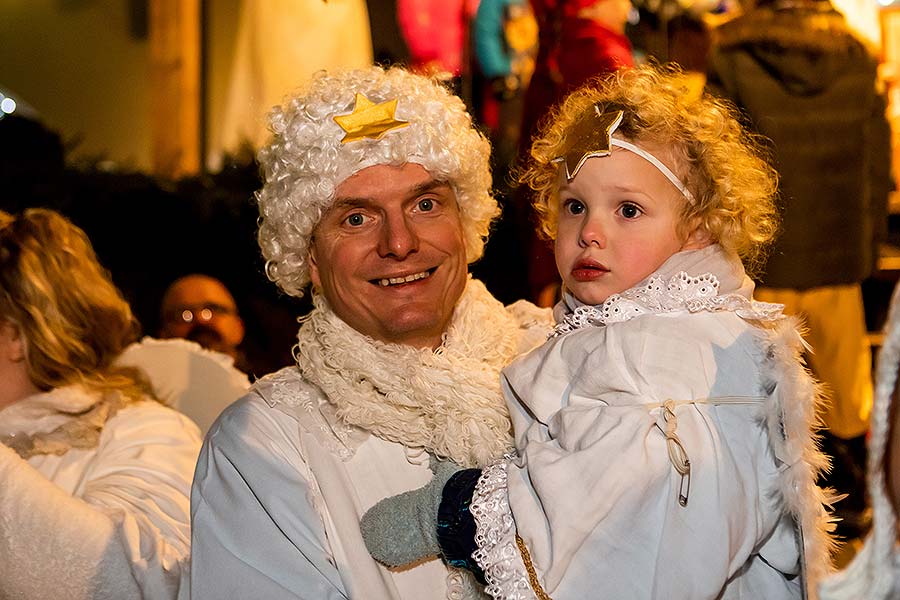 Engelumzug durch die Stadt und Nikolausbescherung in Český Krumlov 5.12.2019