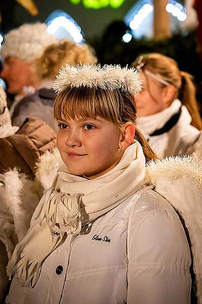 Engelumzug durch die Stadt und Nikolausbescherung in Český Krumlov 5.12.2019