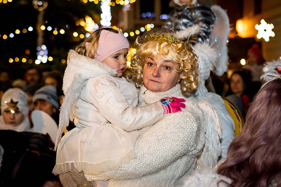 Engelumzug durch die Stadt und Nikolausbescherung in Český Krumlov 5.12.2019