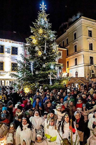 Engelumzug durch die Stadt und Nikolausbescherung in Český Krumlov 5.12.2019