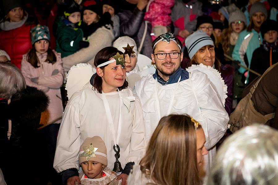 Engelumzug durch die Stadt und Nikolausbescherung in Český Krumlov 5.12.2019