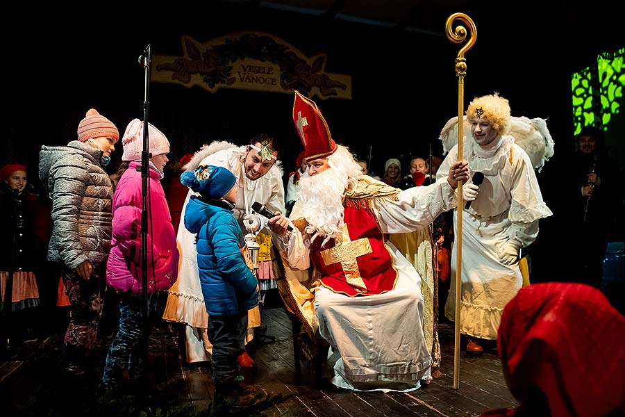 Engelumzug durch die Stadt und Nikolausbescherung in Český Krumlov 5.12.2019