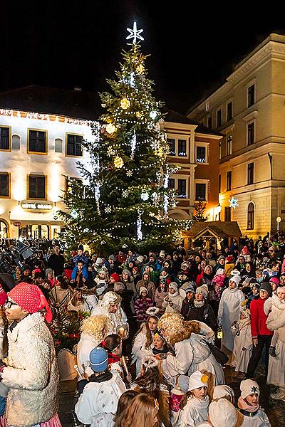 Engelumzug durch die Stadt und Nikolausbescherung in Český Krumlov 5.12.2019