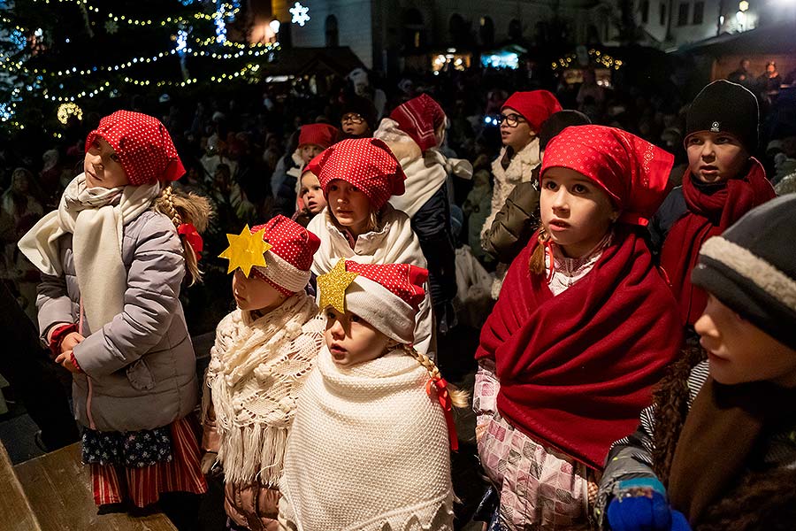 Engelumzug durch die Stadt und Nikolausbescherung in Český Krumlov 5.12.2019