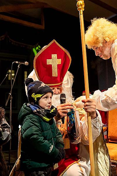 Engelumzug durch die Stadt und Nikolausbescherung in Český Krumlov 5.12.2019