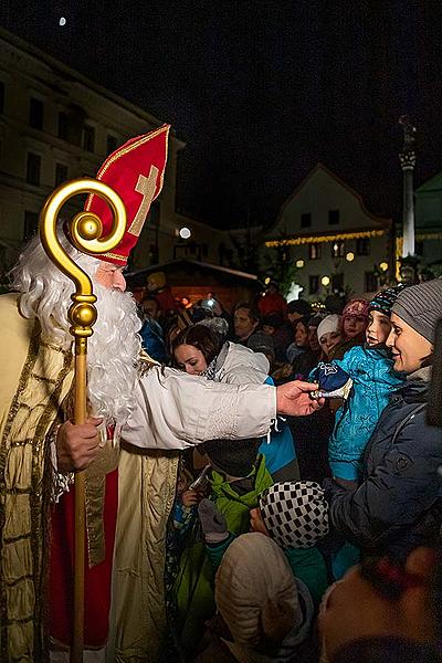 Engelumzug durch die Stadt und Nikolausbescherung in Český Krumlov 5.12.2019