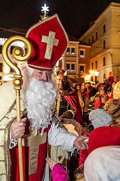 Engelumzug durch die Stadt und Nikolausbescherung in Český Krumlov 5.12.2019