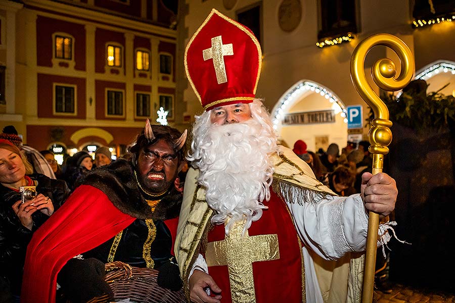 Engelumzug durch die Stadt und Nikolausbescherung in Český Krumlov 5.12.2019