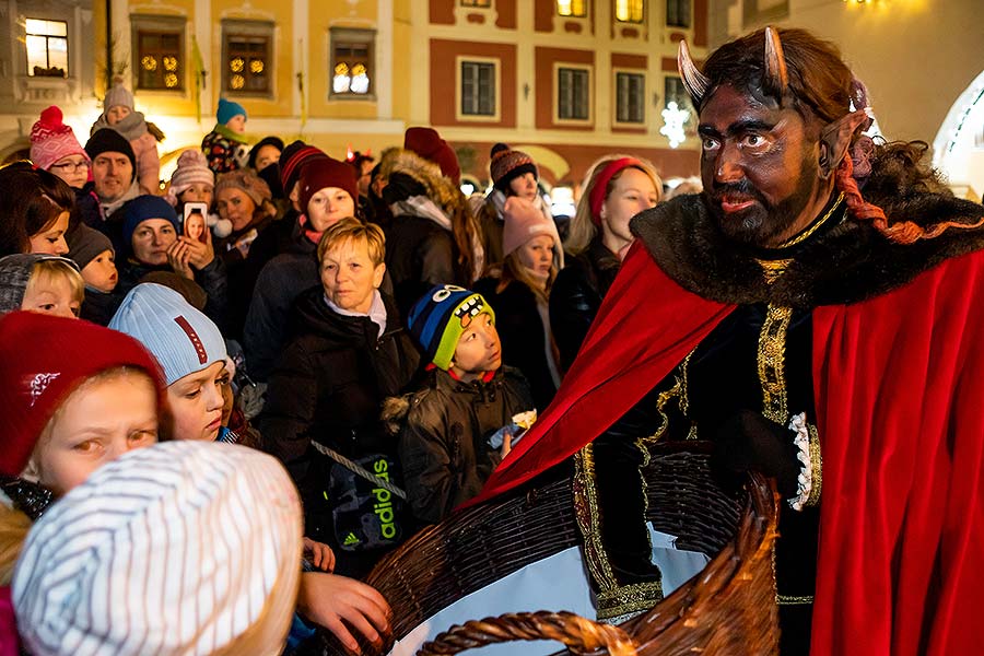 Andělský průvod městem a mikulášská nadílka v Českém Krumlově 5.12.2019