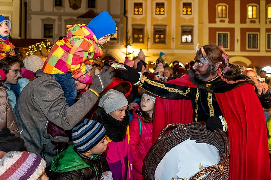 Engelumzug durch die Stadt und Nikolausbescherung in Český Krumlov 5.12.2019