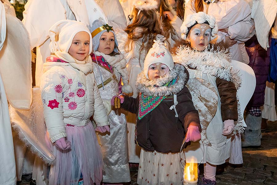 Engelumzug durch die Stadt und Nikolausbescherung in Český Krumlov 5.12.2019