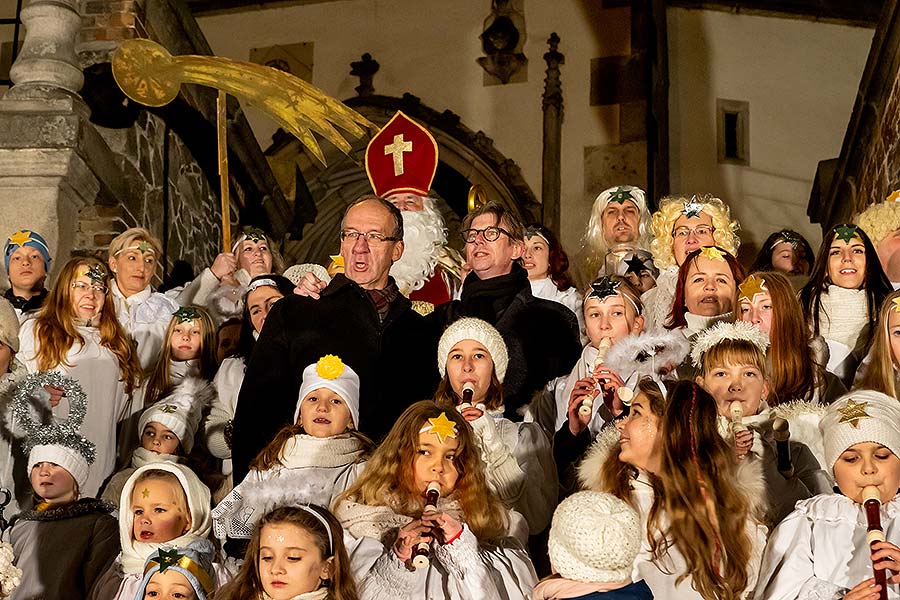 Engelumzug durch die Stadt und Nikolausbescherung in Český Krumlov 5.12.2019