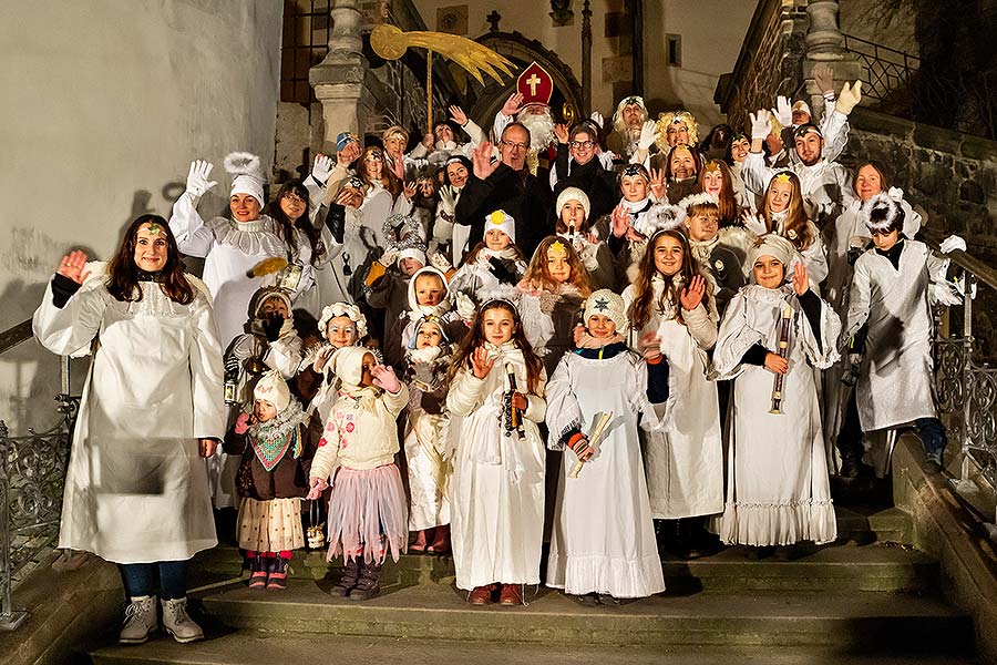 Engelumzug durch die Stadt und Nikolausbescherung in Český Krumlov 5.12.2019