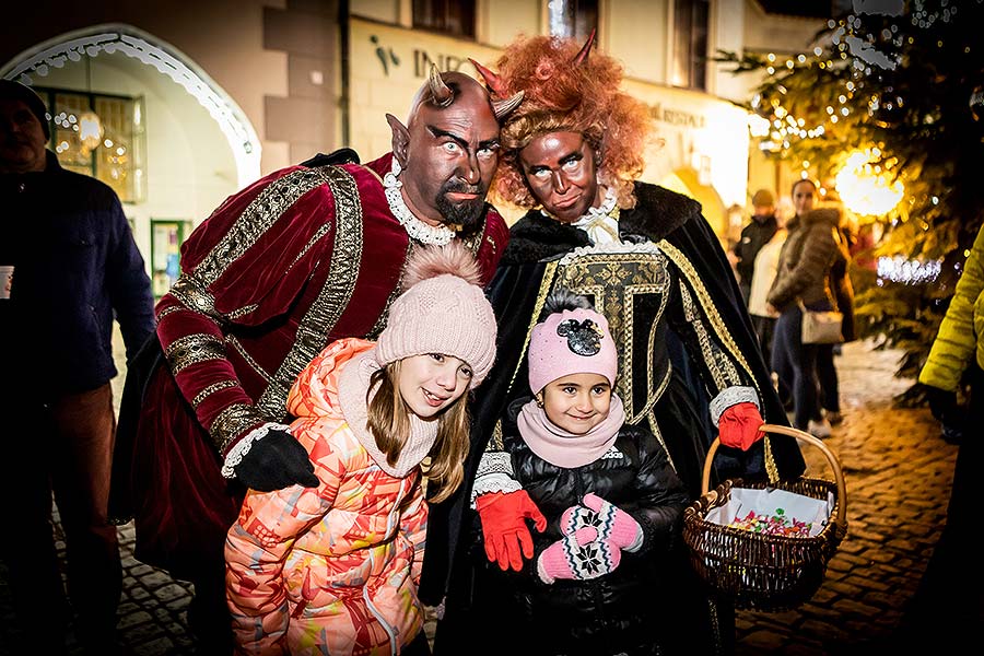 Engelumzug durch die Stadt und Nikolausbescherung in Český Krumlov 5.12.2019