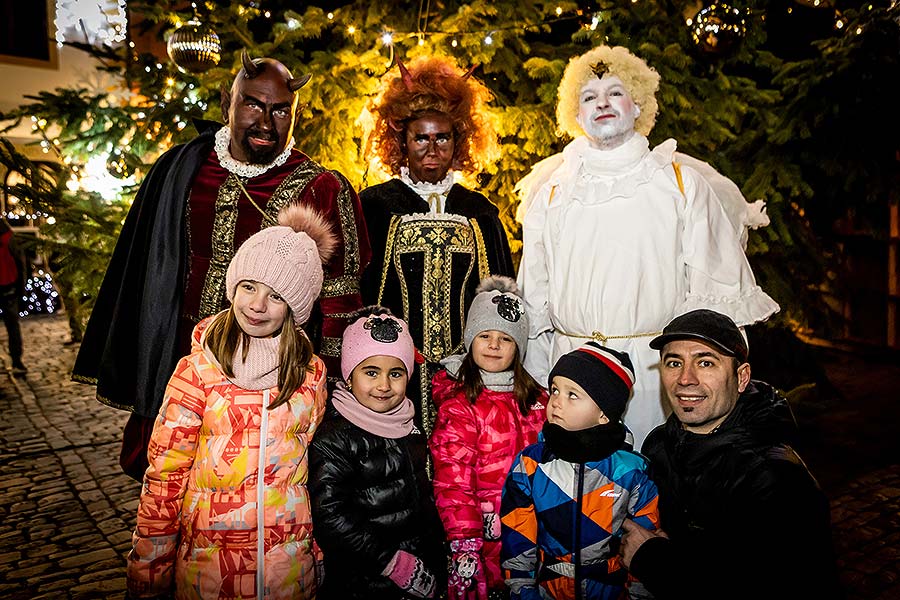 Engelumzug durch die Stadt und Nikolausbescherung in Český Krumlov 5.12.2019