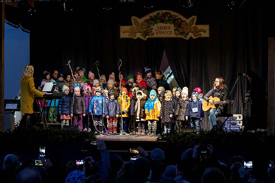 Společné zpívání u vánočního stromu, 3. adventní neděle v Českém Krumlově 15.12.2019