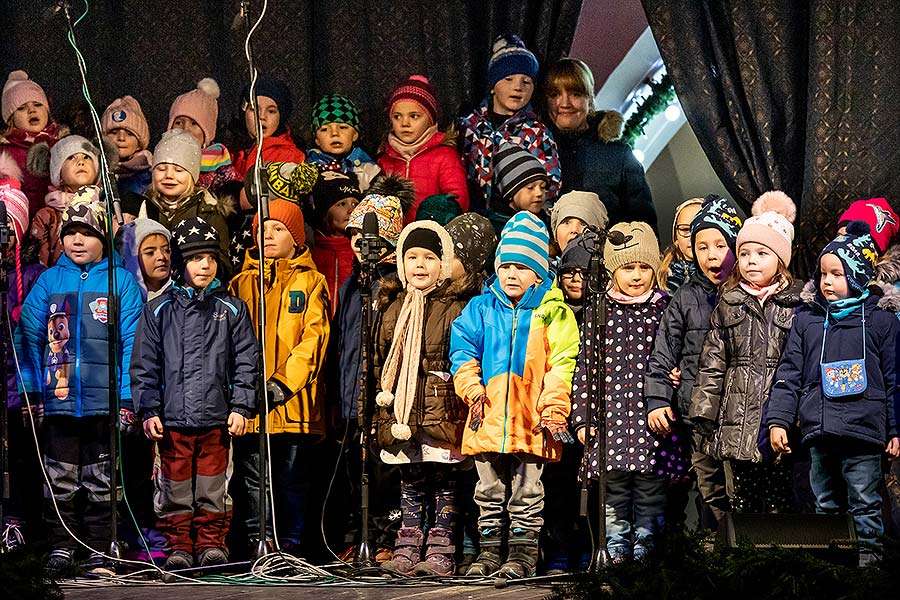 Společné zpívání u vánočního stromu, 3. adventní neděle v Českém Krumlově 15.12.2019