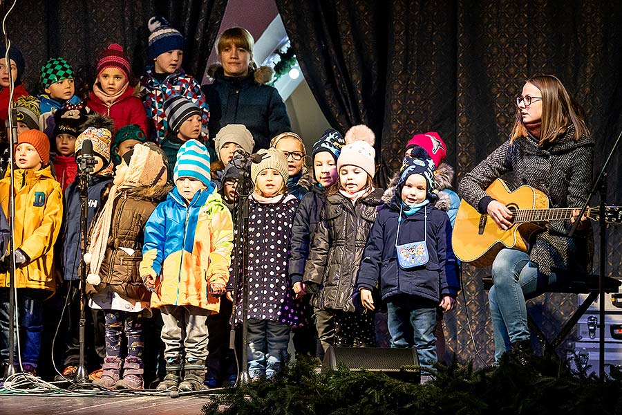 Gemeinsames Singen am Weihnachtsbaum, 3. Adventssonntag in Český Krumlov 15.12.2019