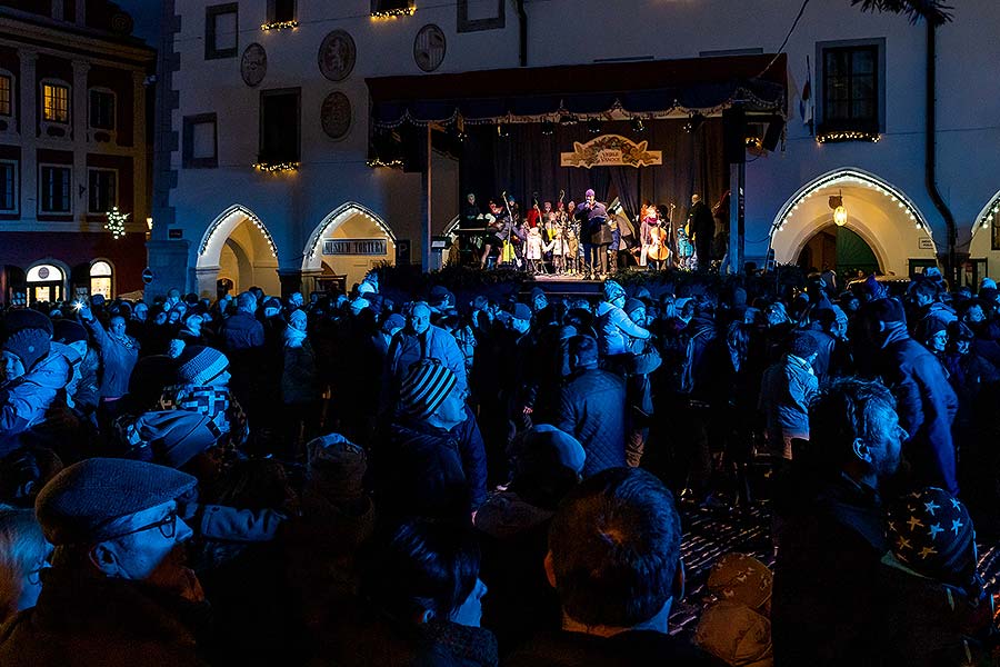 Společné zpívání u vánočního stromu, 3. adventní neděle v Českém Krumlově 15.12.2019