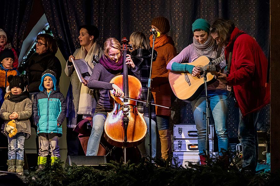 Gemeinsames Singen am Weihnachtsbaum, 3. Adventssonntag in Český Krumlov 15.12.2019