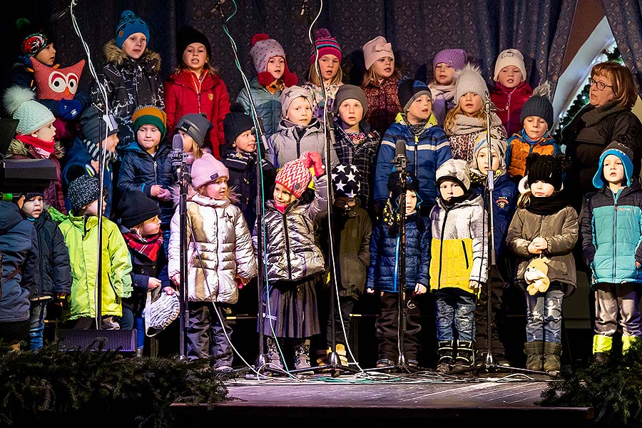 Společné zpívání u vánočního stromu, 3. adventní neděle v Českém Krumlově 15.12.2019