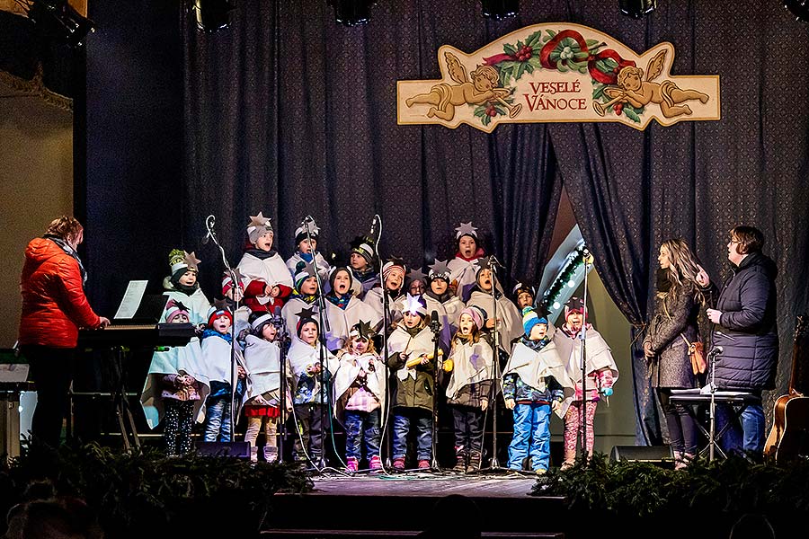 Společné zpívání u vánočního stromu, 3. adventní neděle v Českém Krumlově 15.12.2019