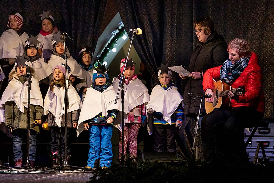 Společné zpívání u vánočního stromu, 3. adventní neděle v Českém Krumlově 15.12.2019
