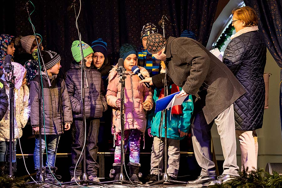 Společné zpívání u vánočního stromu, 3. adventní neděle v Českém Krumlově 15.12.2019