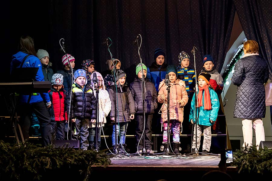 Společné zpívání u vánočního stromu, 3. adventní neděle v Českém Krumlově 15.12.2019