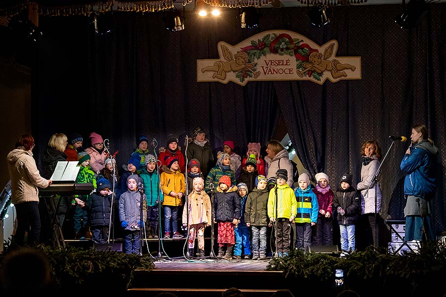 Společné zpívání u vánočního stromu, 3. adventní neděle v Českém Krumlově 15.12.2019