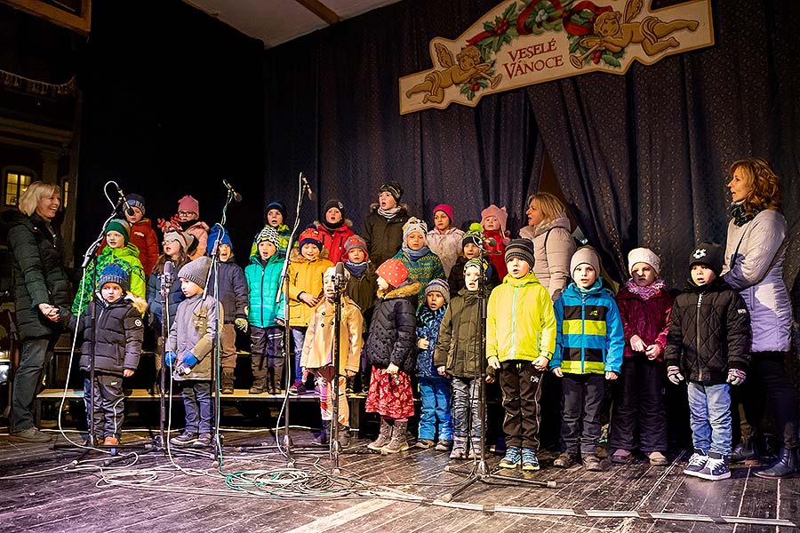 Společné zpívání u vánočního stromu, 3. adventní neděle v Českém Krumlově 15.12.2019