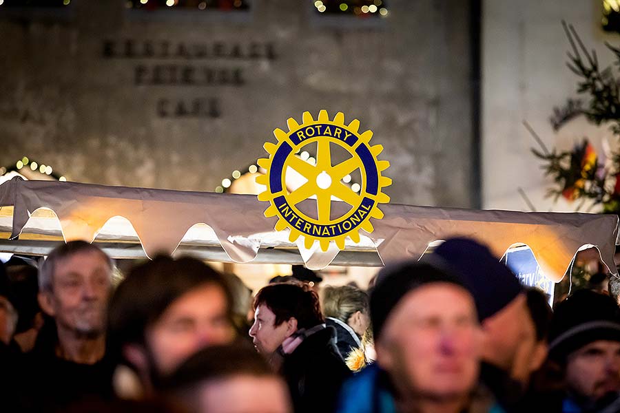 Společné zpívání u vánočního stromu, 3. adventní neděle v Českém Krumlově 15.12.2019