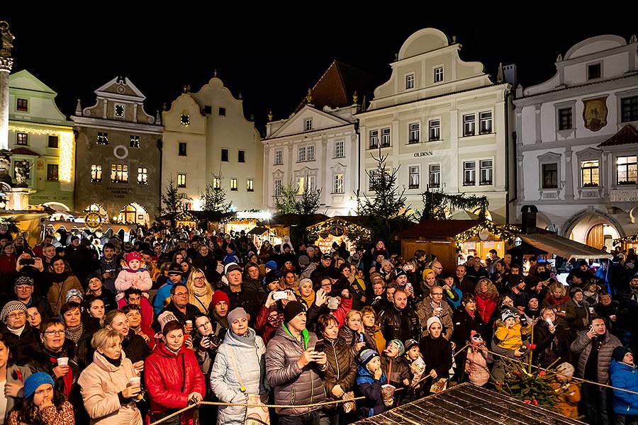 Společné zpívání u vánočního stromu, 3. adventní neděle v Českém Krumlově 15.12.2019
