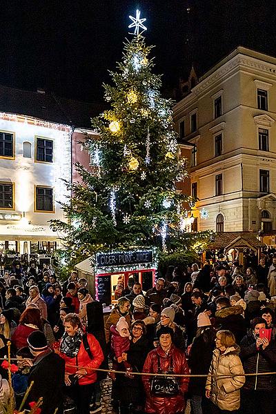 Společné zpívání u vánočního stromu, 3. adventní neděle v Českém Krumlově 15.12.2019