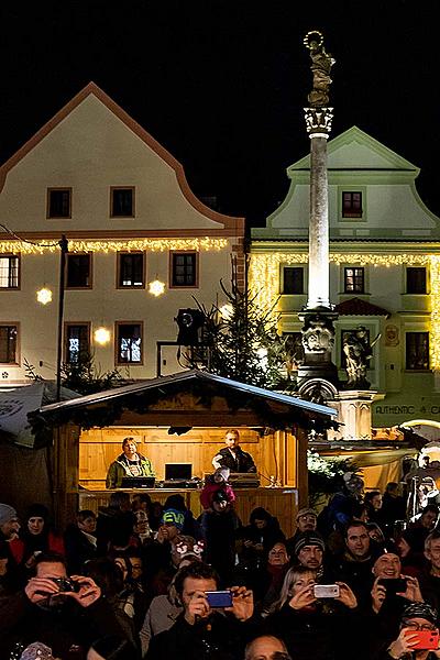 Společné zpívání u vánočního stromu, 3. adventní neděle v Českém Krumlově 15.12.2019