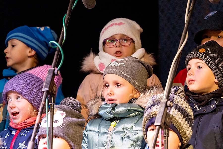 Společné zpívání u vánočního stromu, 3. adventní neděle v Českém Krumlově 15.12.2019