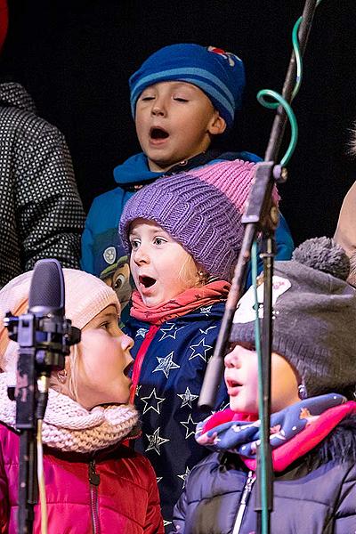 Gemeinsames Singen am Weihnachtsbaum, 3. Adventssonntag in Český Krumlov 15.12.2019