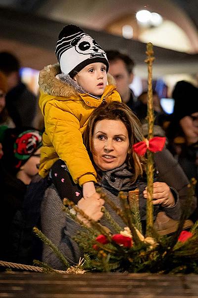 Společné zpívání u vánočního stromu, 3. adventní neděle v Českém Krumlově 15.12.2019