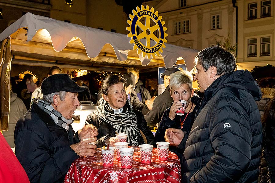 Společné zpívání u vánočního stromu, 3. adventní neděle v Českém Krumlově 15.12.2019