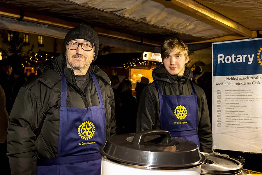 Společné zpívání u vánočního stromu, 3. adventní neděle v Českém Krumlově 15.12.2019