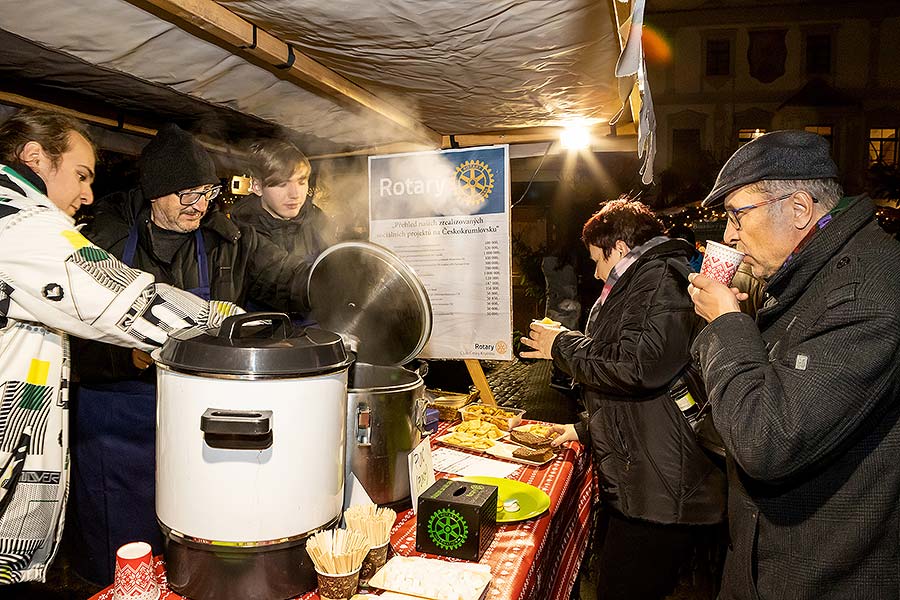 Společné zpívání u vánočního stromu, 3. adventní neděle v Českém Krumlově 15.12.2019
