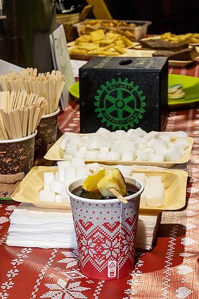 Společné zpívání u vánočního stromu, 3. adventní neděle v Českém Krumlově 15.12.2019