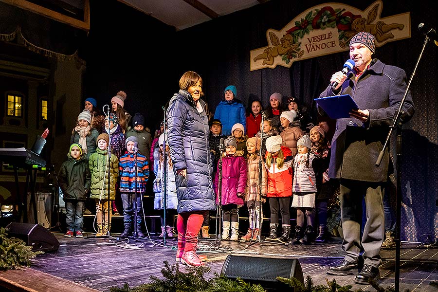 Společné zpívání u vánočního stromu, 3. adventní neděle v Českém Krumlově 15.12.2019