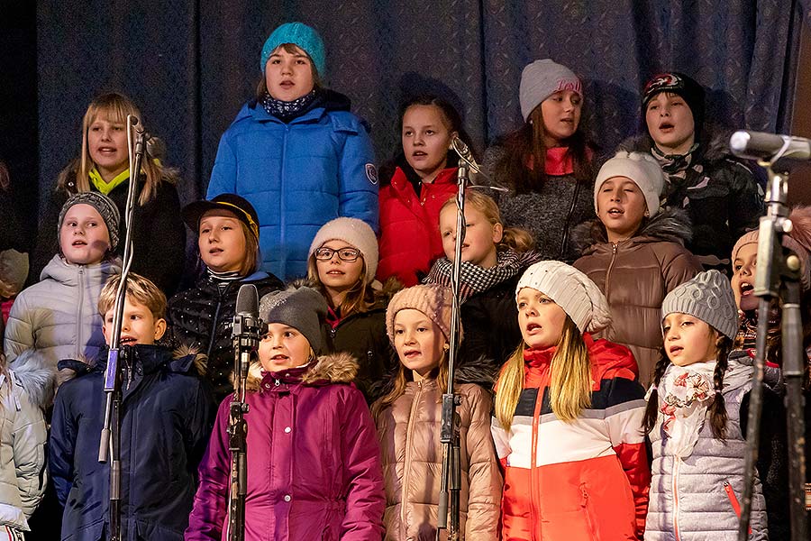 Společné zpívání u vánočního stromu, 3. adventní neděle v Českém Krumlově 15.12.2019